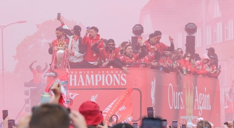 Liverpool şampiyonluğu kutladı