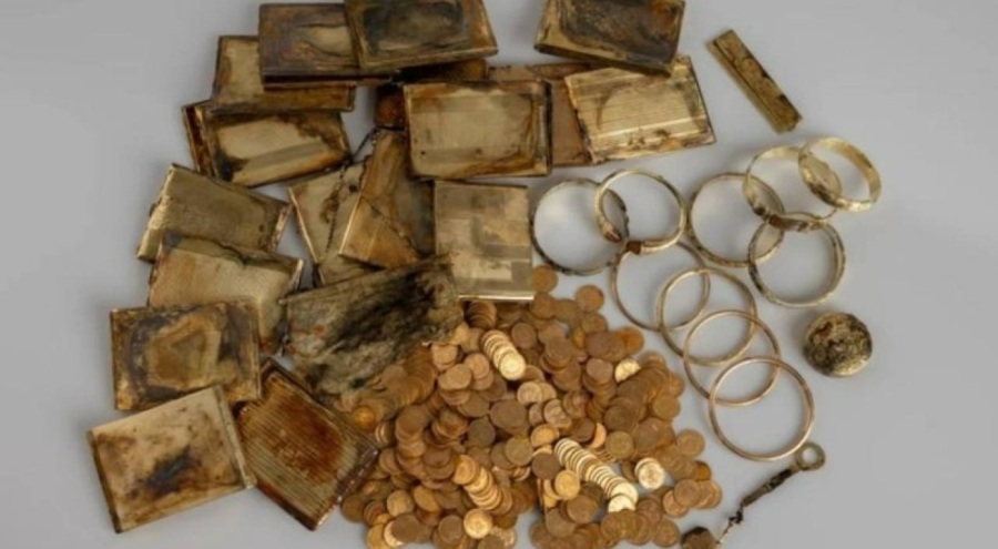 Dağda gezerken altın ve para dolu gizemli kutu buldular