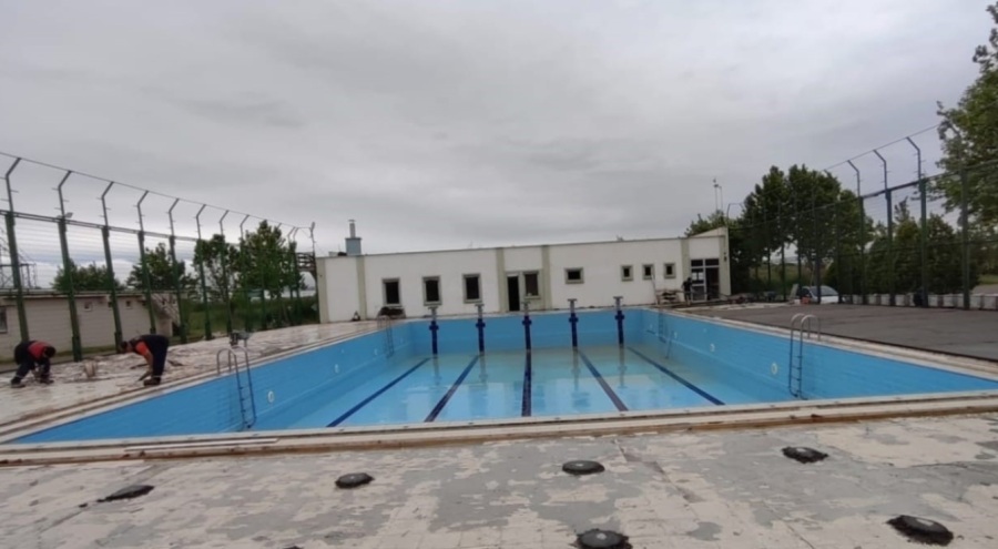Karacabey Belediyesi yüzme havuzunu yaza hazırlıyor