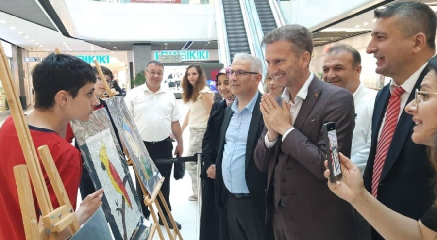 Bursa'da ortaokul öğrencilerinden görsel sanatlar sergisi