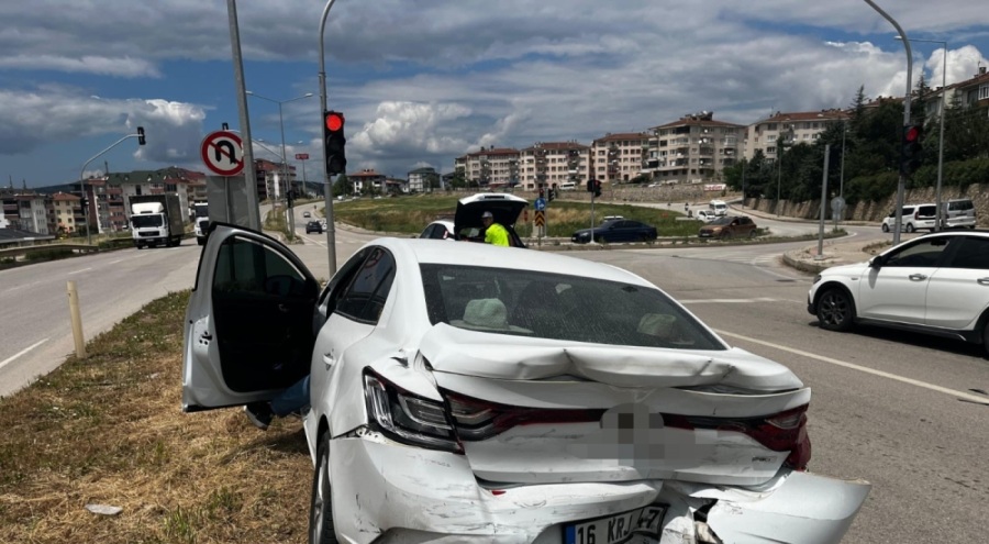 Bursa'da minibüs ile otomobil çarpıştı: 1 yaralı