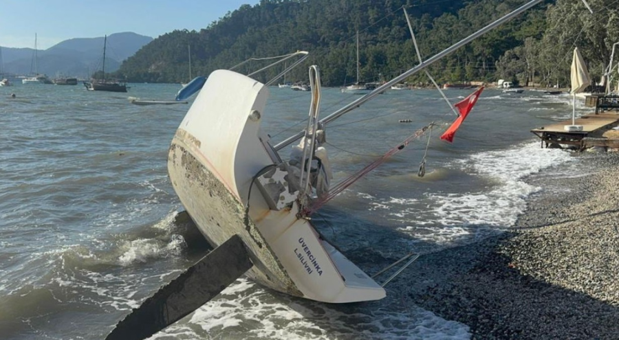Marmaris'te şiddetli rüzgar tekneyi kıyıya sürükledi