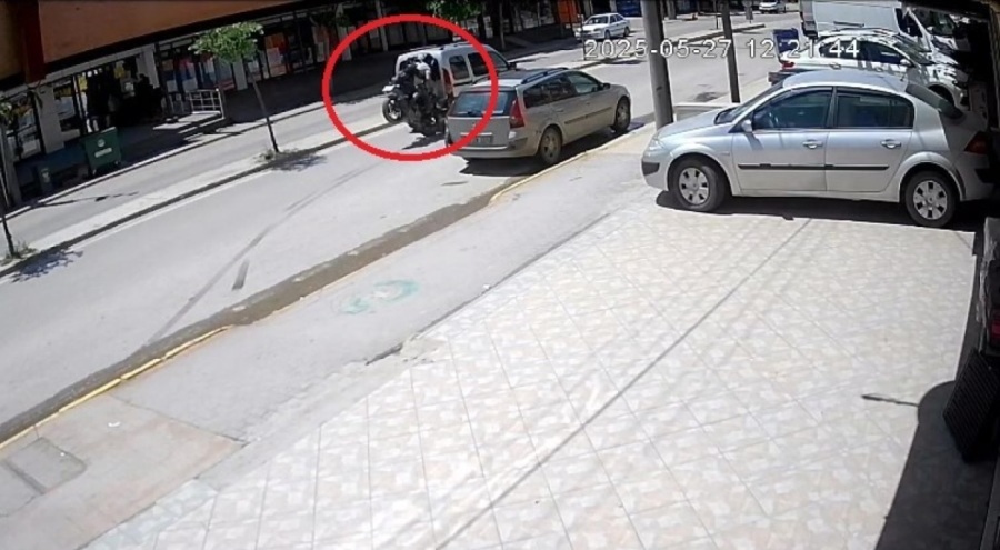 Araca çarpan motosiklet takla attı,