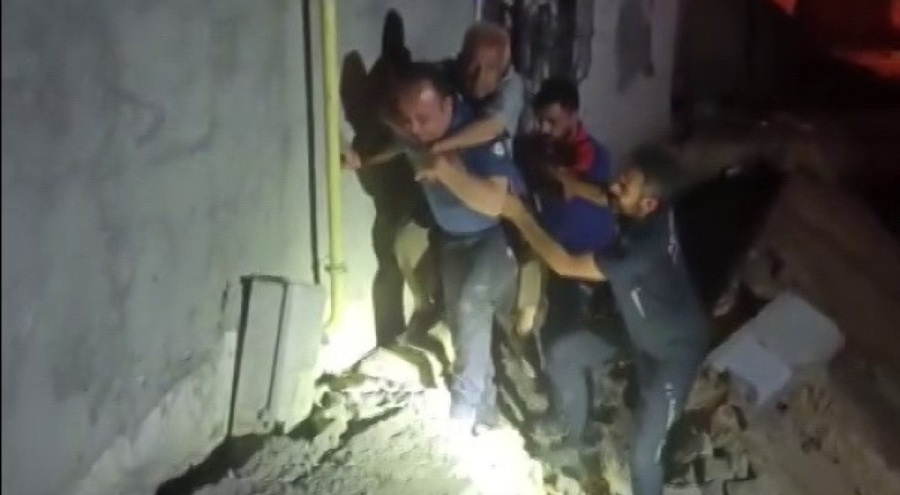 Mahsur kalan yaşlı adamı polisler sırtında taşıdı