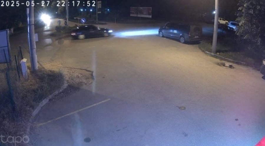 Drift yapan otomobil ağaca çarptı: 3 yaralı