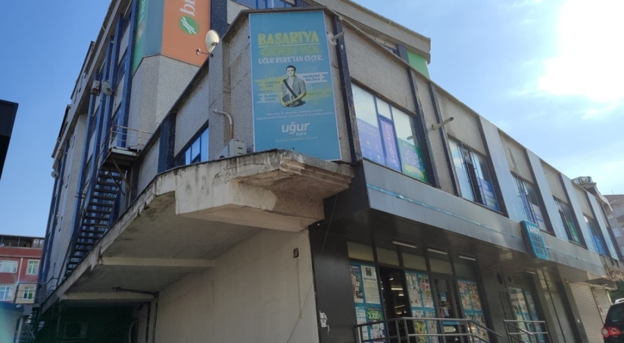 Binada asılı reklam panosu düştü!