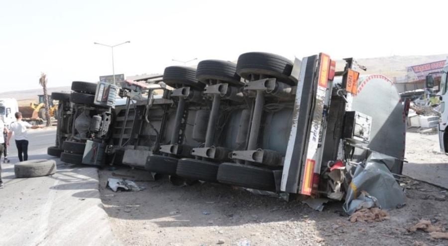 Ham madde yüklü tır devrildi: 1 yaralı