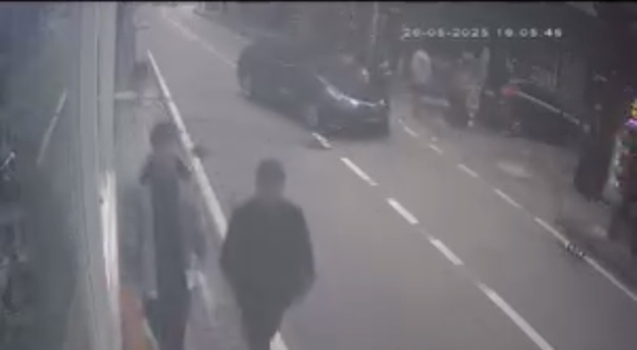 Bursa'da ani dönüş yapan otomobil scooter sürücüsüne çarptı!