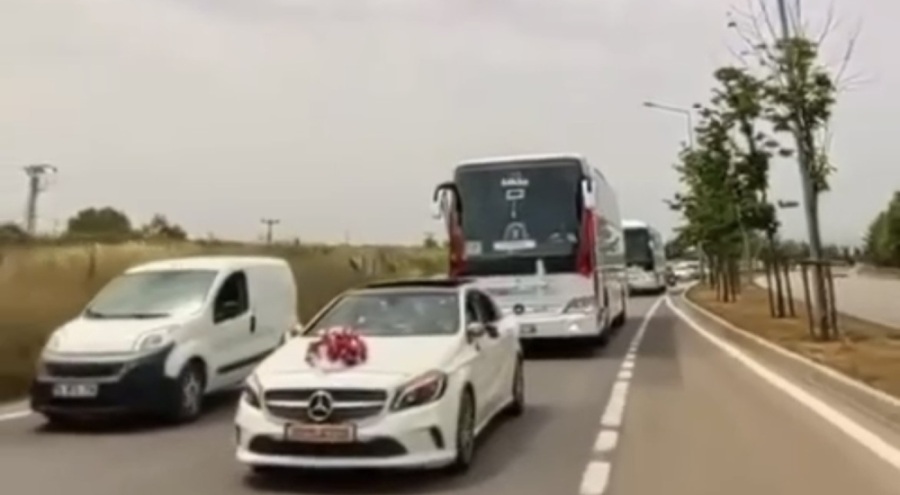 Bursa'da düğün konvoyunda tehlikeli anlar! Yolcu otobüsü düğün konvoyuna girdi