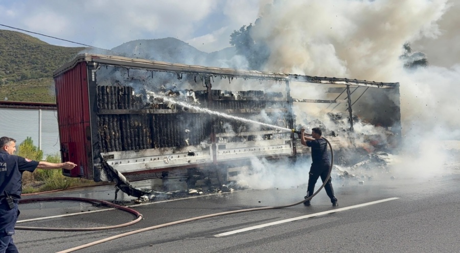 Peçete yüklü tır alev alev yandı