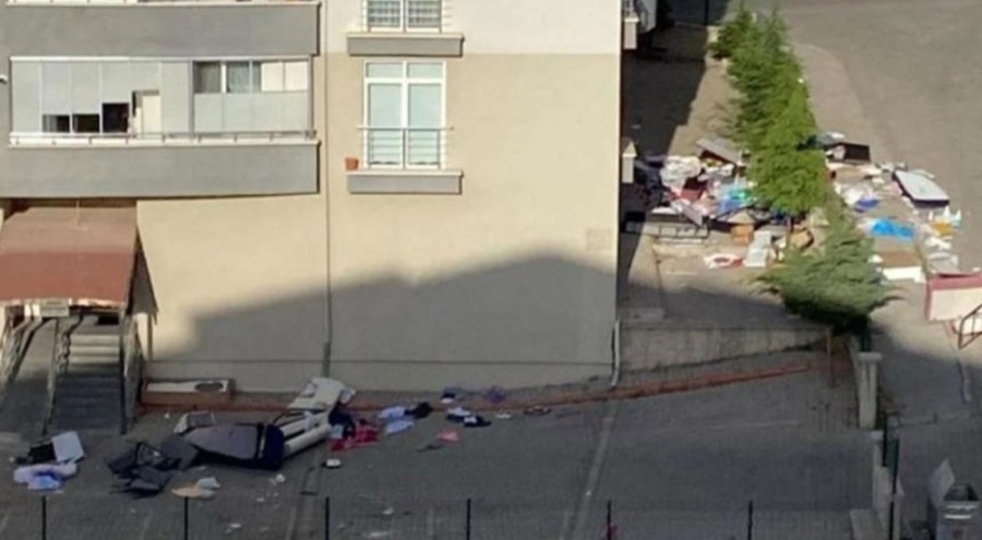 Sinir krizi geçirip evindeki eşyaları sokağa attı