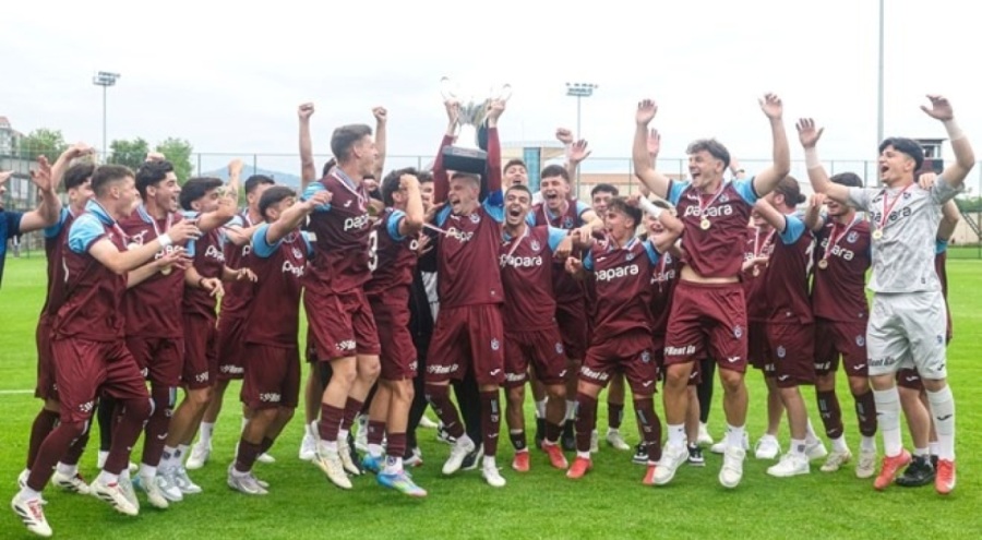 Trabzonspor U19 takımı şampiyonluk kupasını aldı