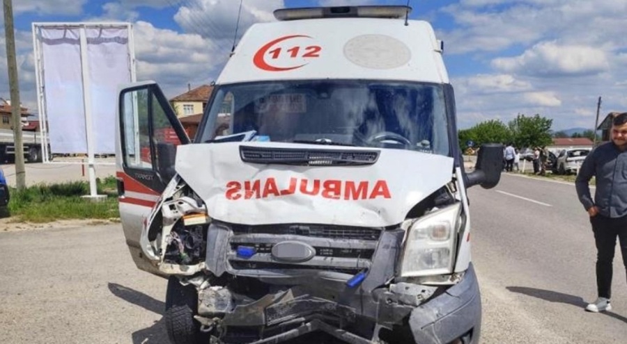 Ambulans cipe çarptı! Kazada 4 kişi yaralandı