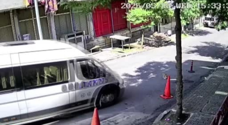Servis aracı kediyi ezip yoluna devam etti! O anlar kamerada