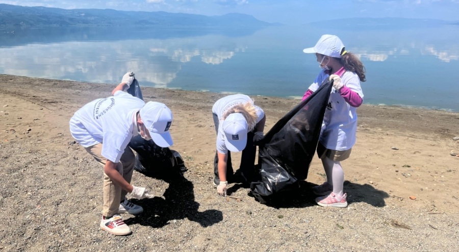 Bursa'da minik gönüllülerden İznik'te sahil temizliği