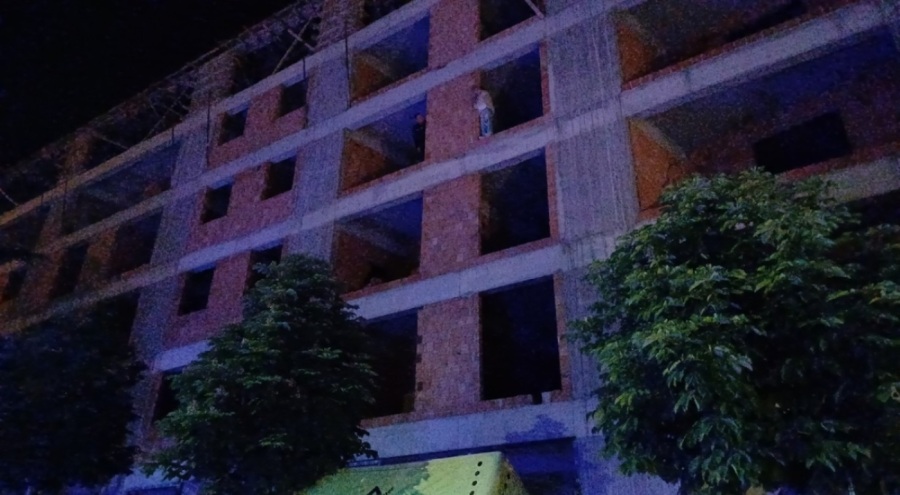 Genç kızın intihar girişimini polis engelledi