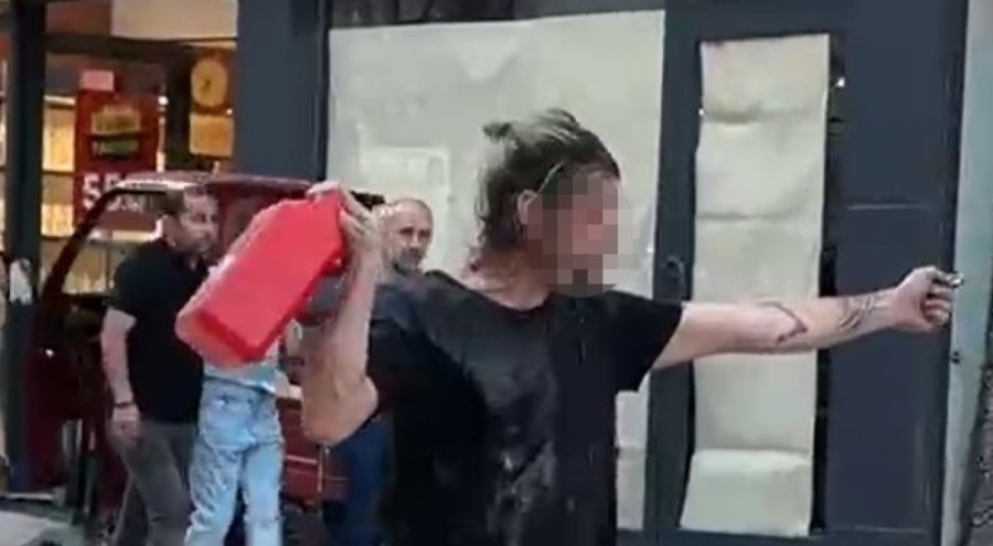 Üstüne benzin dökerek kendini yakmak istedi!