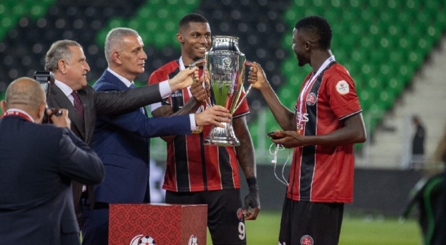 Süper Lig'e yükselen Fatih Karagümrük kupasını aldı