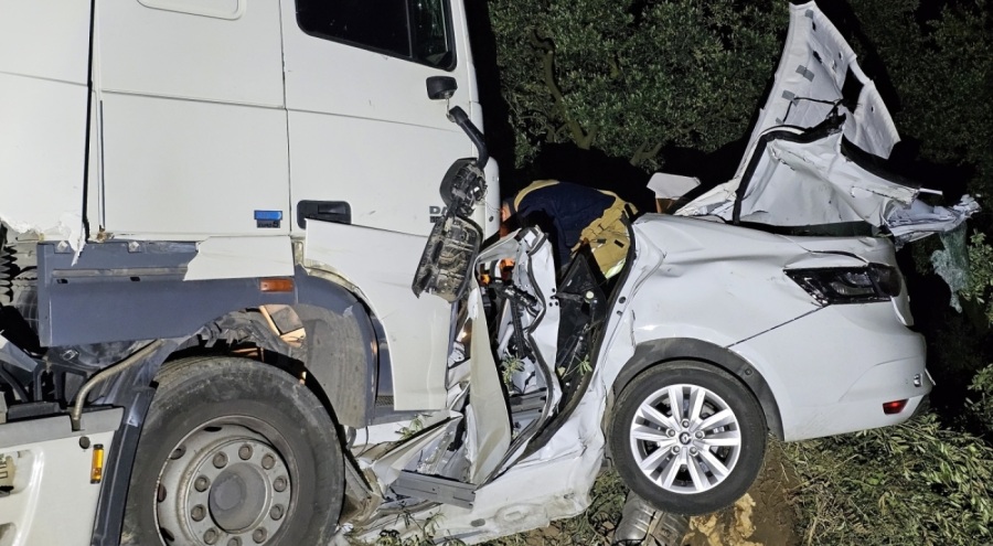 Bursa'da tır otomobili biçti! 1 ölü, 1 yaralı