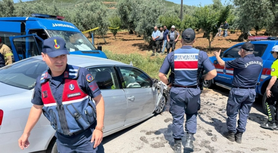 Bursa'da hatalı sollama yapan otomobil jandarma ekibiyle çarpıştı! 1 ölü 2 yaralı