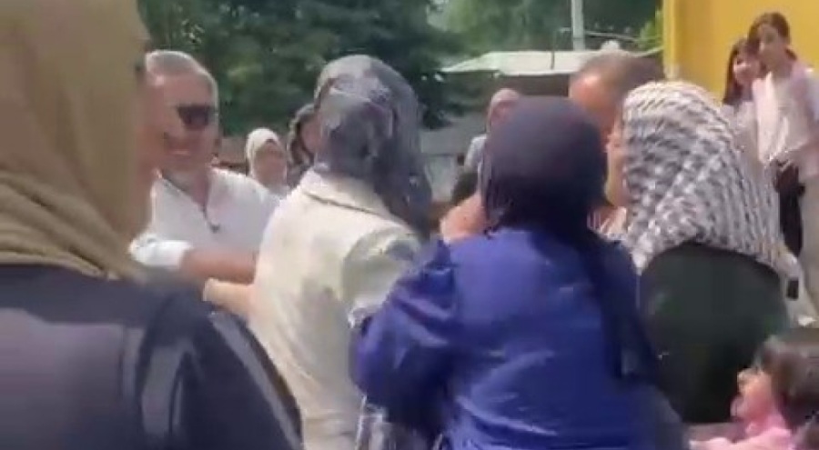 Bursa'da çocukların okuma bayramında veliler birbirine girdi!