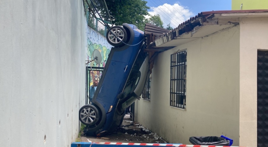 Otomobil okul bahçesine uçtu!