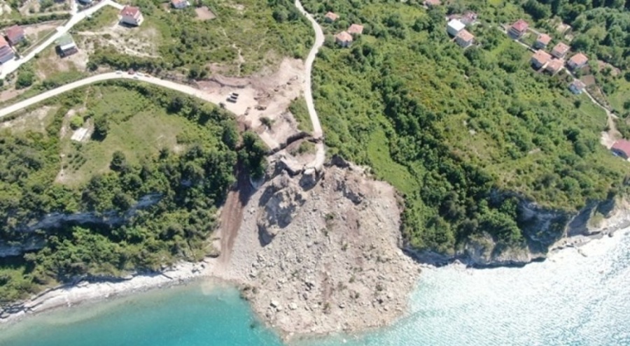 Heyelan sonucu yoldan kopan kütle, denizle birleşti