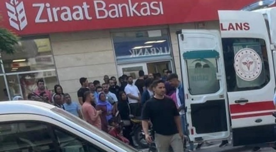 Banka müdürüne bıçak çekip paraları aldı