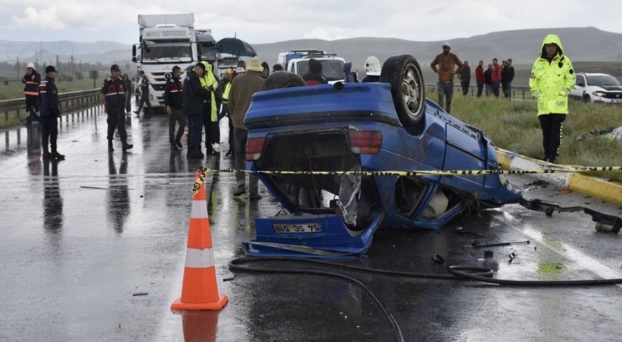Karşı şeride geçen otomobil, araca çarptı! Ölü ve yaralılar var