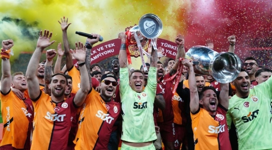 Galatasaray, şampiyonluk kupasını RAMS Park'ta kaldırdı