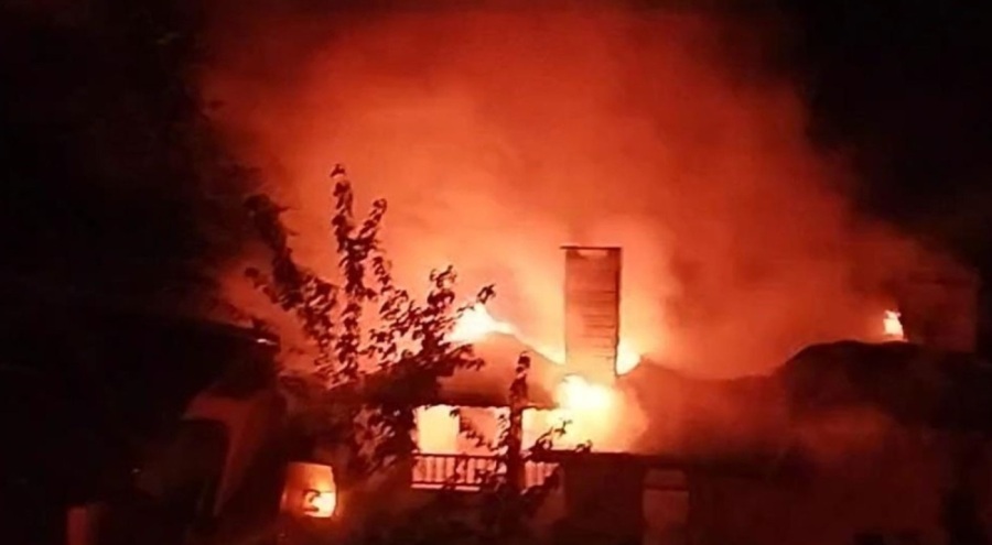 Mangal ateşi 3 katlı binayı yaktı