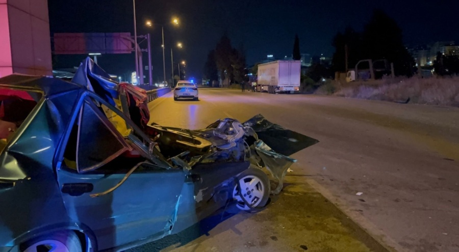 Bursa'da kontrolden çıkan otomobil önce tıra sonra bariyerlere çarptı