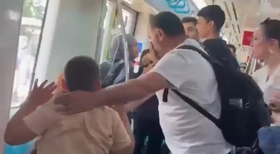 Marmaray'da çocuklarının yanında babayı darbeden iki şahıs yakalandı