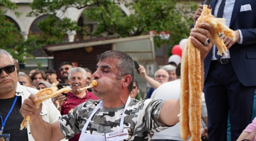 5 dakikada 11 metre börek yedi, 10 gram altının sahibi oldu