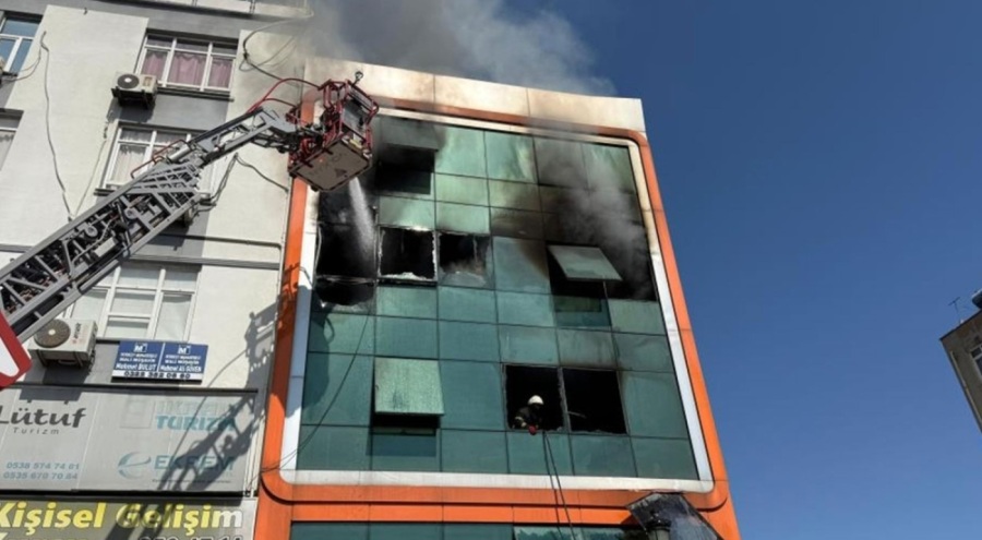 İş merkezinde yangın! 2 işçi atlayarak kurtulmaya çalıştı
