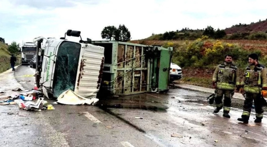 Başkentte çöp kamyonu devrildi! 1 kişi öldü, 1 kişi yaralandı