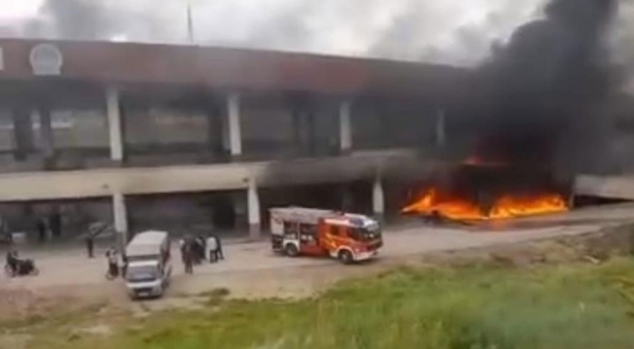 Pazar yerinde çıkan yangın paniğe neden oldu