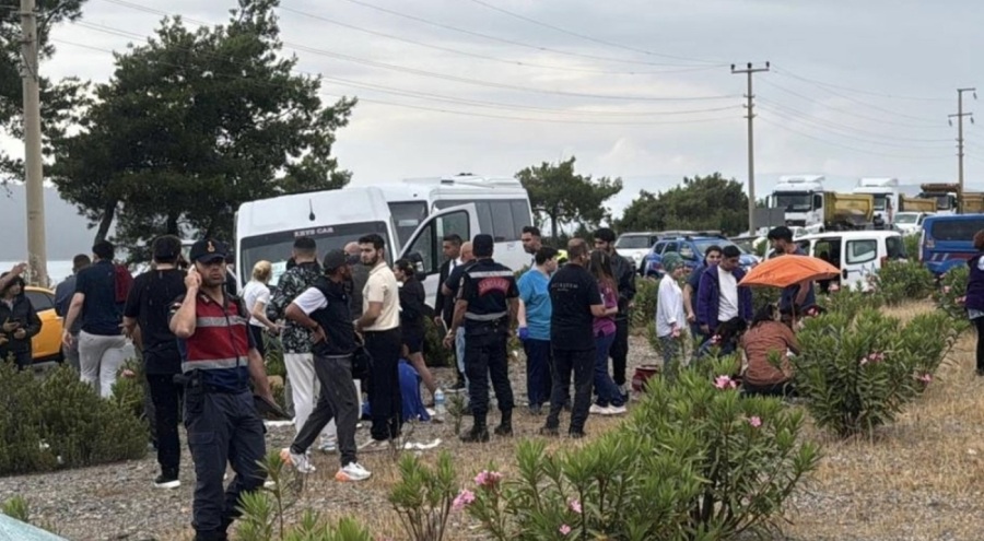 Minibüsü ile otomobilin çarpıştığı kazada 15 kişi yaralandı