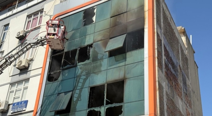 İş merkezindeki yangında can pazarı: İşçiler pencereden aşağı atladı