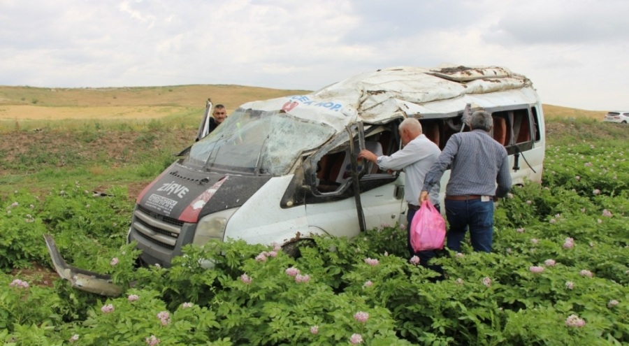 Minibüs tarlaya uçtu: 1 ölü, 4 yaralı