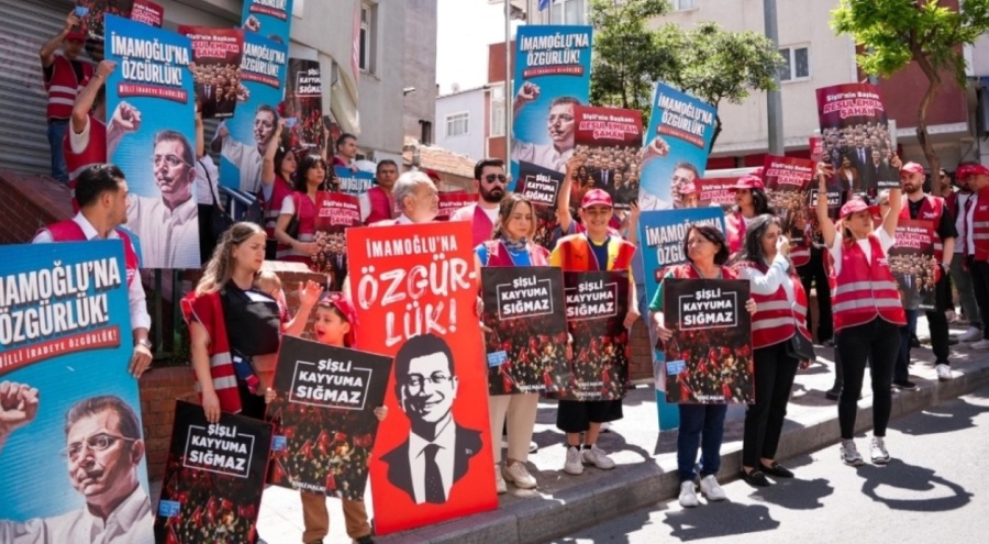 İstanbul Şişli'de CHP'lilerden İmamoğlu yasağına karşı 'durma eylemi'