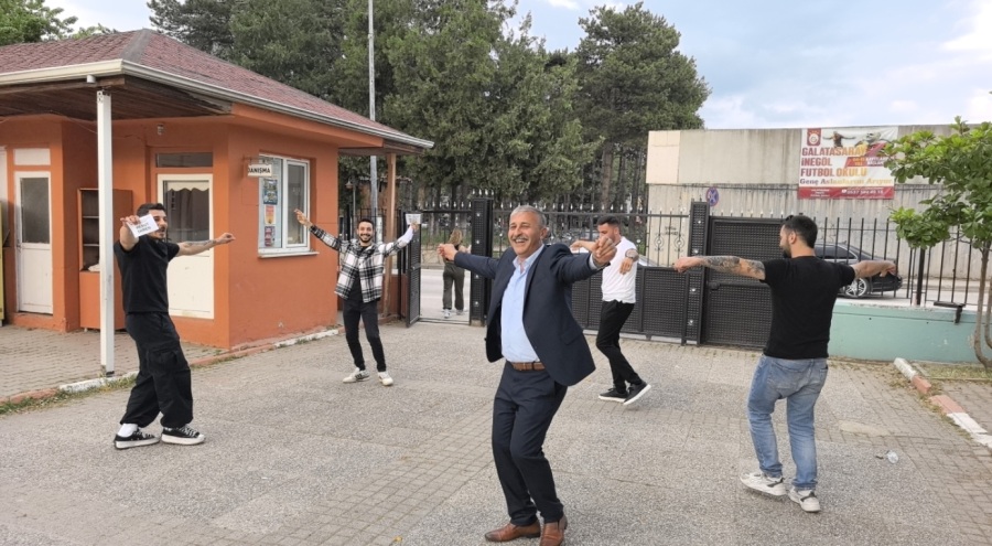 İnegöl'de muhtarlığı kazandı, sevincini çiftetelli oynayarak kutladı
