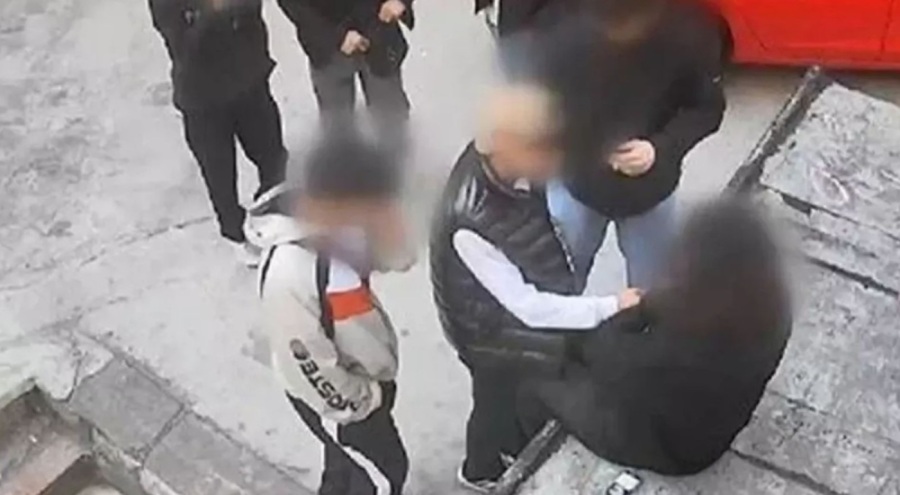 Bıçakla bir gencin kolyesini gasbeden çocuk: Beni yanımdakiler teşvik etti