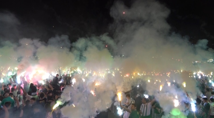 Bursasporlu taraftarlar geceyi aydınlattı!