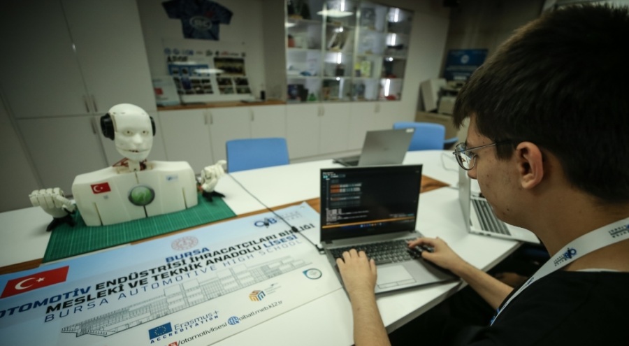 Bursalı öğrenciler 'işaret dili bilen insansı robot' geliştirdi