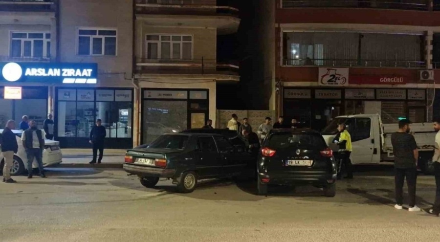 İki otomobil çarpıştı: 1 yaralı