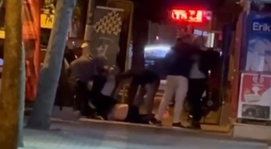 Bursa'da tartıştıkları kişiyi tekme tokat dövdüler!