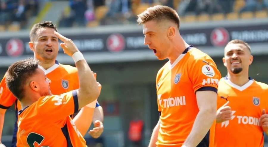 Başakşehir Krzysztof Piatek'in transferini resmen açıkladı