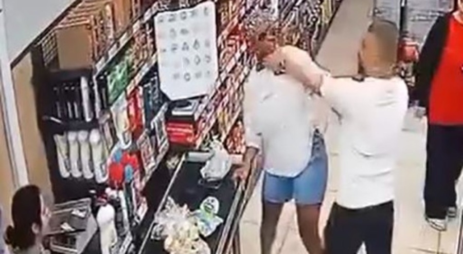 Kasa sırasında tartıştığı kadına saldırdı! O anlar kamerada