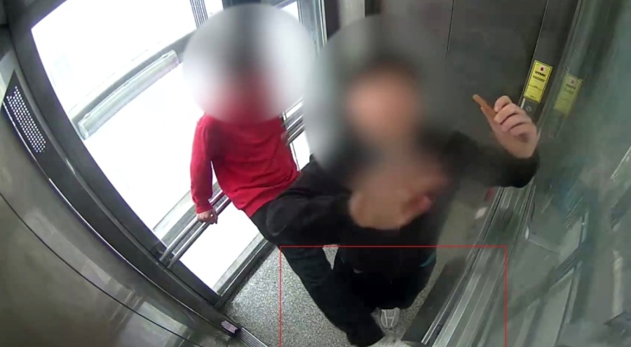 Bindiği asansörün kabin kasetine tekme atarak kırdı